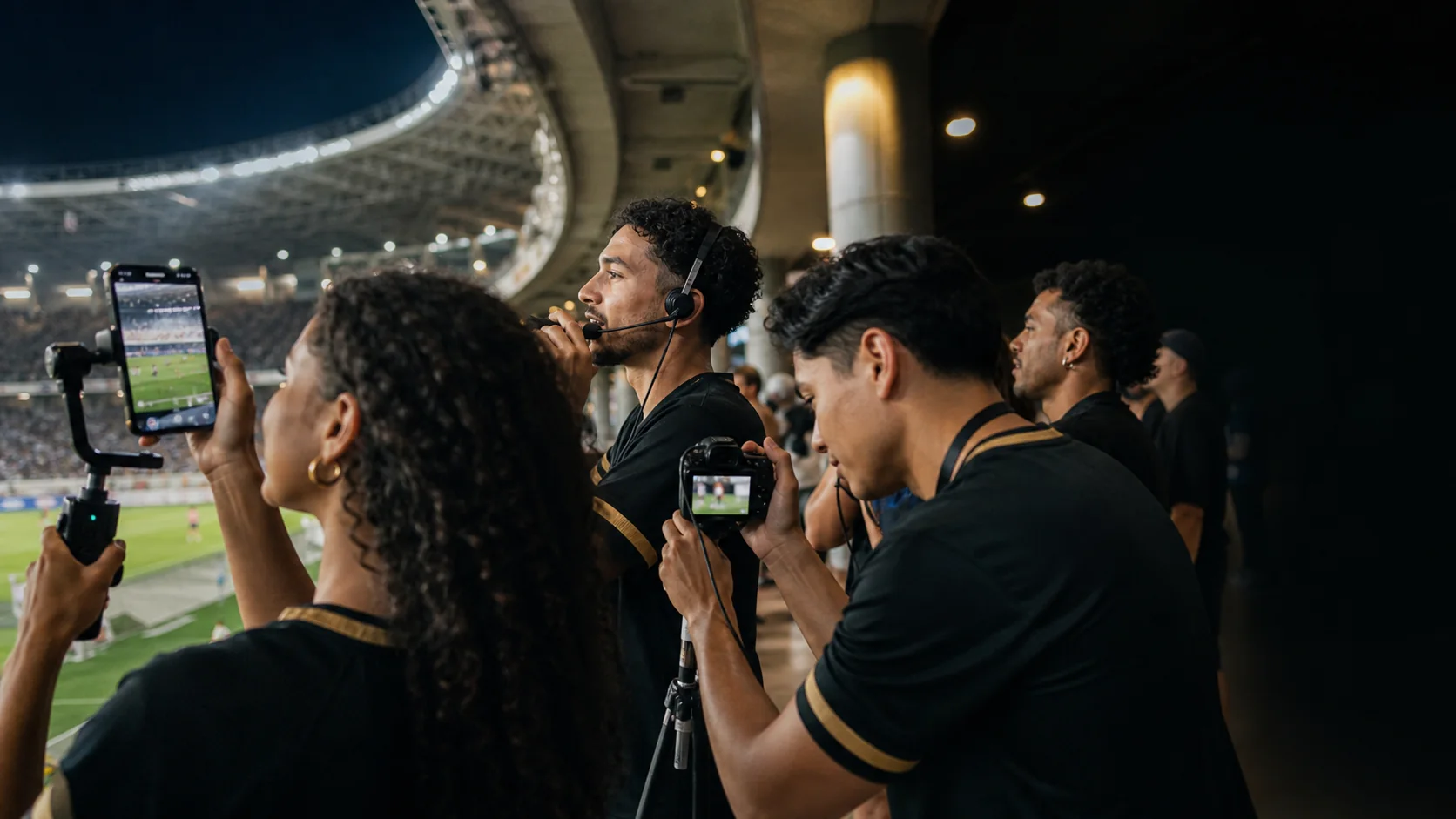Equipe de comunicação registrando uma experiência esportiva